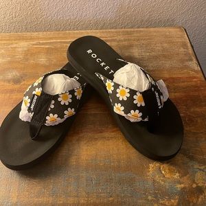 Rocket Dog Black Daisy Floral Print Flip Flops Size 7 New in Box NWT